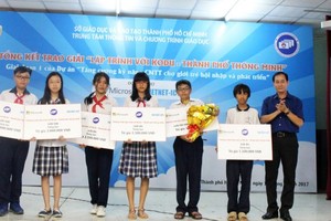 主辦單位在總結會議上向獲獎學生頒獎。（圖源：越南微軟）