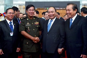 阮春福總理與洪森首相在友好氣氛中交談。(圖源：互聯網)