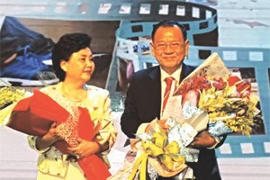 平仙公司員工向兩位創辦 人尤凱成和賴謙致送鮮花。