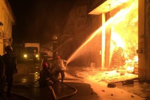 消防隊聞訊趕到現場奮勇將大火撲滅。（圖源：互聯網）