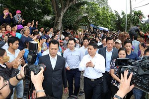 河內市人委會主席阮德鍾探訪同心鄉，並就土地糾紛問題與當地人民進行直接對話。（圖源：尹晉）