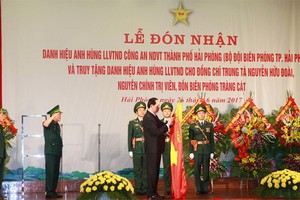 國家主席陳大光授予海防市邊防部隊“人民武裝力量英雄”稱號。（圖片來源：人民代表電子報）