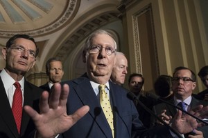 美國參議院多數黨領袖米奇·麥康奈爾在國會公佈了參議院共和黨新醫改法草案。（圖源：互聯網）