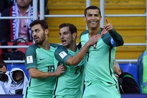 Ｃ羅與隊友慶祝進球。(圖源：互聯網)