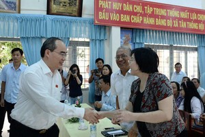 市委書記阮善仁與古芝縣選民接觸。(圖源：CN)