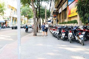 本市將對使用街道、人行道作為存車場和其他經營服務的活動採取新收費。