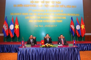 圖為柬埔寨-老撾-越南3國陣線主席團共同主持會議。（圖源：文牒）