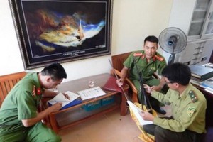 林檢員將該把手槍贓物案卷移交給布澤縣公安，以進一步配合追查。（圖源：VQG）