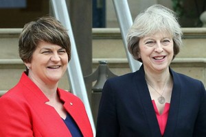 英國首相特蕾莎‧梅（右）與北愛爾蘭DUP黨領袖阿琳‧佛斯特（左）達成協議。(圖源：互聯網)