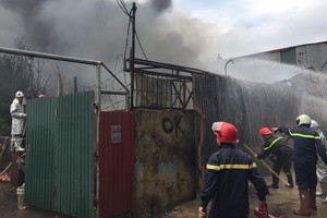 河內市消防警察力量聞訊趕往現場滅火。（圖源：互聯網）