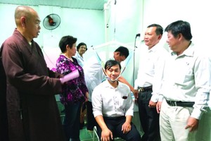 慈善診所正試行操作醫療設備。(圖源：愛心)