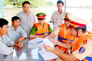 市水路交警巡邏、處理違規行徑。