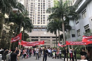 圖為Home City公寓糾紛，居民匯聚高舉橫幅標語抗議。（資料圖來源：互聯網）