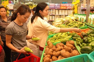消費者在超市選購蔬菜。(圖源：N.Hữu)