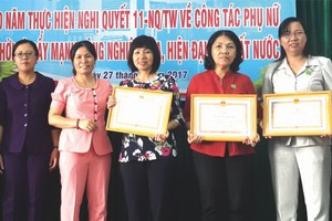 第九坊人委會副主席胡麗單（右三）獲獎。