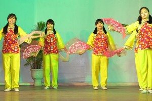 蓮花歌舞團學員表演舞蹈。(圖源：仁建)