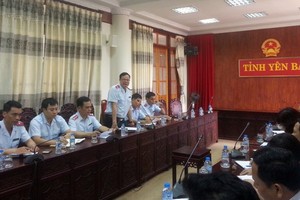 政府監察署所屬肅貪局長范仲達在安沛省人委會會議上公佈突擊監察有關該省資源與環境廳長的財產《決定》。（圖源：黃俊）