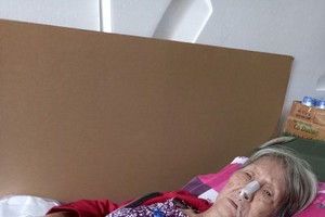 周婆婆期待入院施手術。