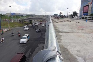 新山一機場大門高架橋即將完成。（圖源：LĐ）