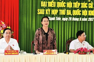 國會主席阮氏金銀與芹苴市永盛縣盛進鄉選民接觸。（圖源：仲德/越通社）