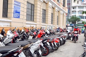 本市須徵用人行道來存車，從而被多人利用收取高存車費。(圖源：MP)