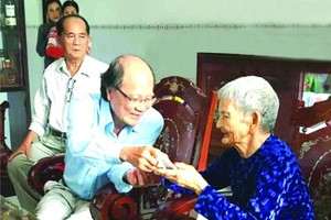 溫陵會館常值副理事長洪世真 轉交贍養金給越南英雄母親。