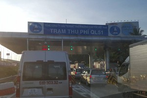 本月18日上午，車輛在隆城縣區域的胡志明市-隆城-油曳高速收費站前排長龍。（資料圖來源：阮文志）