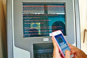 烏克蘭國有銀行Oschadbank在基輔的一個付款機出現勒索訊息。(圖源：互聯網)