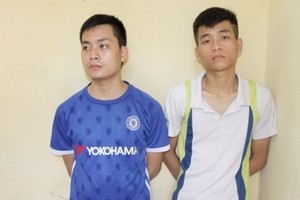 被抓捕歸案的2名嫌犯范玉山和阮進松。（圖源：清化市公安廳提供）