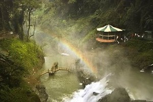 瀑布下方顯彩虹。（圖源：互聯網）