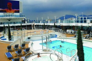 室外游泳池配上巨型屏幕，遊客邊游泳邊觀賞精彩的節目。