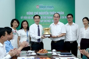 市委書記阮善仁看望《陣線雜誌》。（圖源：TA）