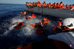 意大利是許多非洲移民前往歐洲的主要目的地，幾乎每天都有人湧入，讓該國無法承受。(圖源：路透社)