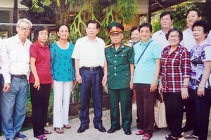 黃中柱(左一)與戰友們拜訪原國 家主席阮明哲(左四)。