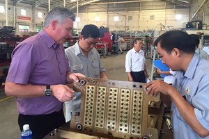 濱城橡膠一成員有限責任公司的外國員工。(示意圖源：互聯網)