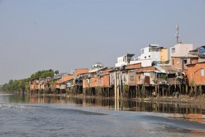 圖為第八郡當前沿疊涌河的民居房，有望盡快搬遷安置都市整飭。（資料圖源：互聯網）