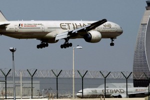 美國國土安全部已經解除從阿聯酋阿布扎比國際機場起飛的阿提哈德航空公司（Etihad Airways）航班的電子產品禁令。（圖源：AP）