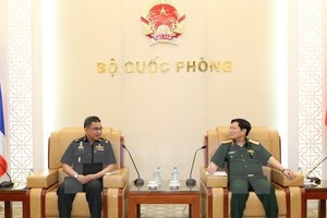 國防部長吳春歷大將(右)會見泰國國防部常務秘書猜昌‧昌蒙空大將。（圖源：越通社）