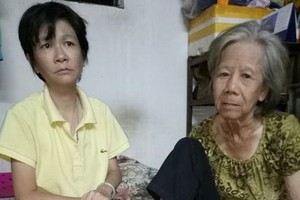 黃大娘賣彩票回家就與女兒一起加工香塔。