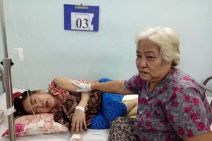 余婆婆守候著患重病的女兒。