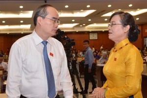 市委書記阮善仁與市人民議會主席阮氏決心交談。(圖源：越勇)