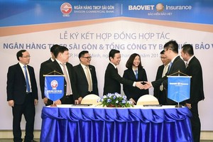 圖為西貢商業股份銀行(SCB)與保越保險總公司簽署合作合同。（圖源：互聯網）