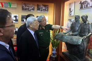 阮富仲總書記參觀阮志清大將紀念館。(圖源：VOV)