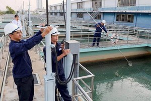 新協自來水廠的技術人員在檢測水質的酸堿度。（圖源：賢梅）