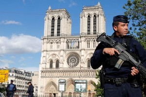 法國民警在巴黎聖母院大教堂附近巡邏。（圖源：路透社）