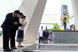 越老兩國國會主席在山羅娜波嶺西進第52團歷史遺跡區向各位英雄烈士上香緬懷。（圖源：VOV）