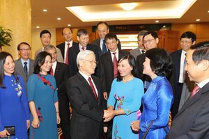 阮富仲總書記祝賀各位新任駐外大使總領事。