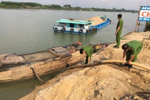 職能力量查獲同奈河上的非法採沙活動。 (圖源：CTV)