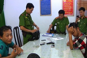 被押送到派出所查詢的2名當事人。（圖源：互聯網）