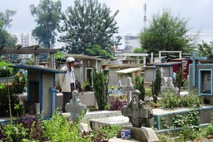 平興和義祠的部分墳墓仍待拆遷中。（圖源：L.Thoa）